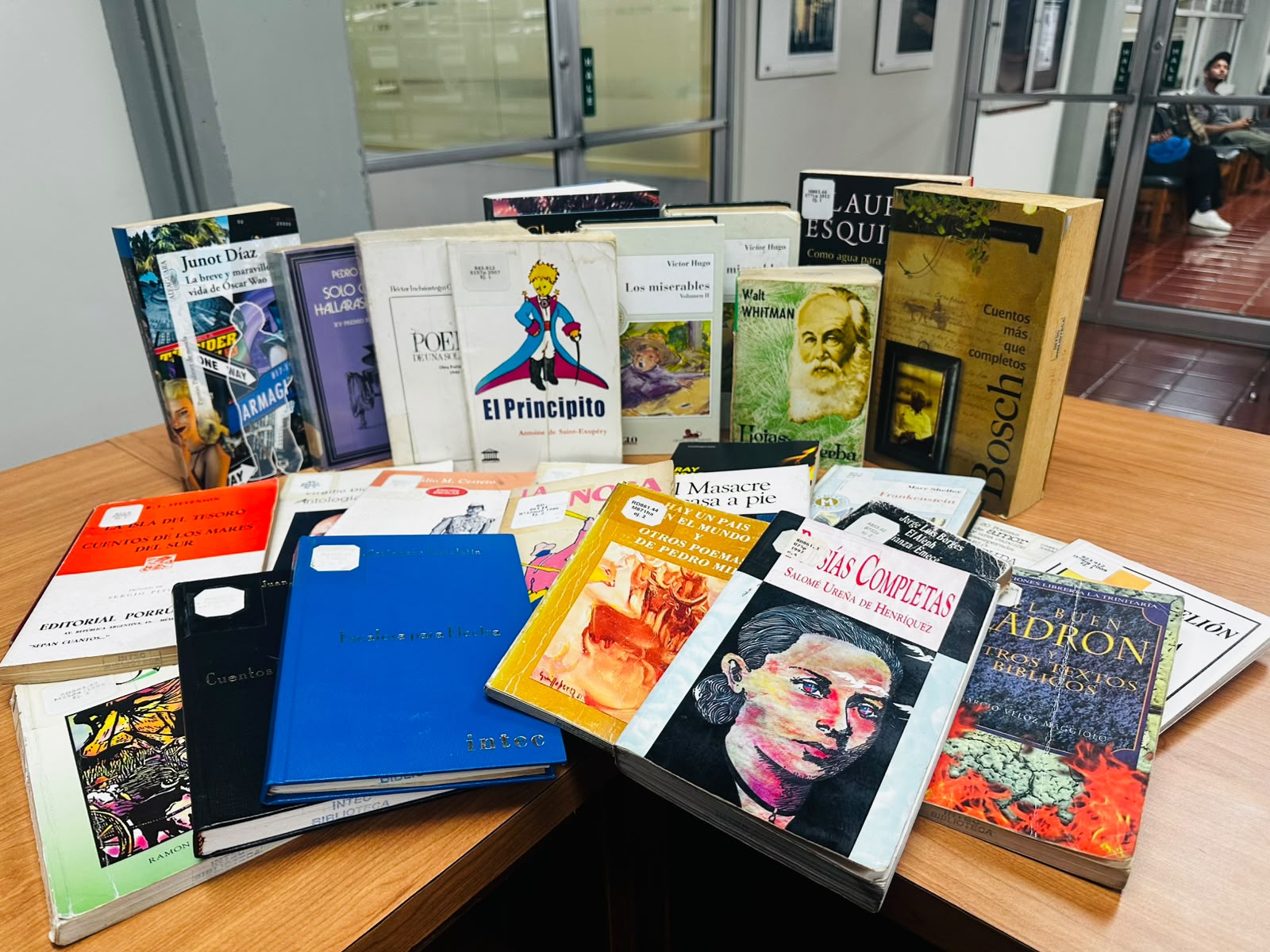 Biblioteca del INTEC aportó 28 títulos a la lectura que devolvió a República Dominicana el Récord Guinness